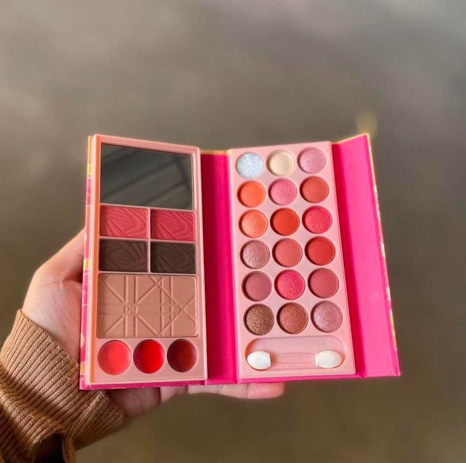 Bizzy Analady Makeup Kit Eyeshadow Blusher Lipstick Powder Eyebrow Powder High Quality Original