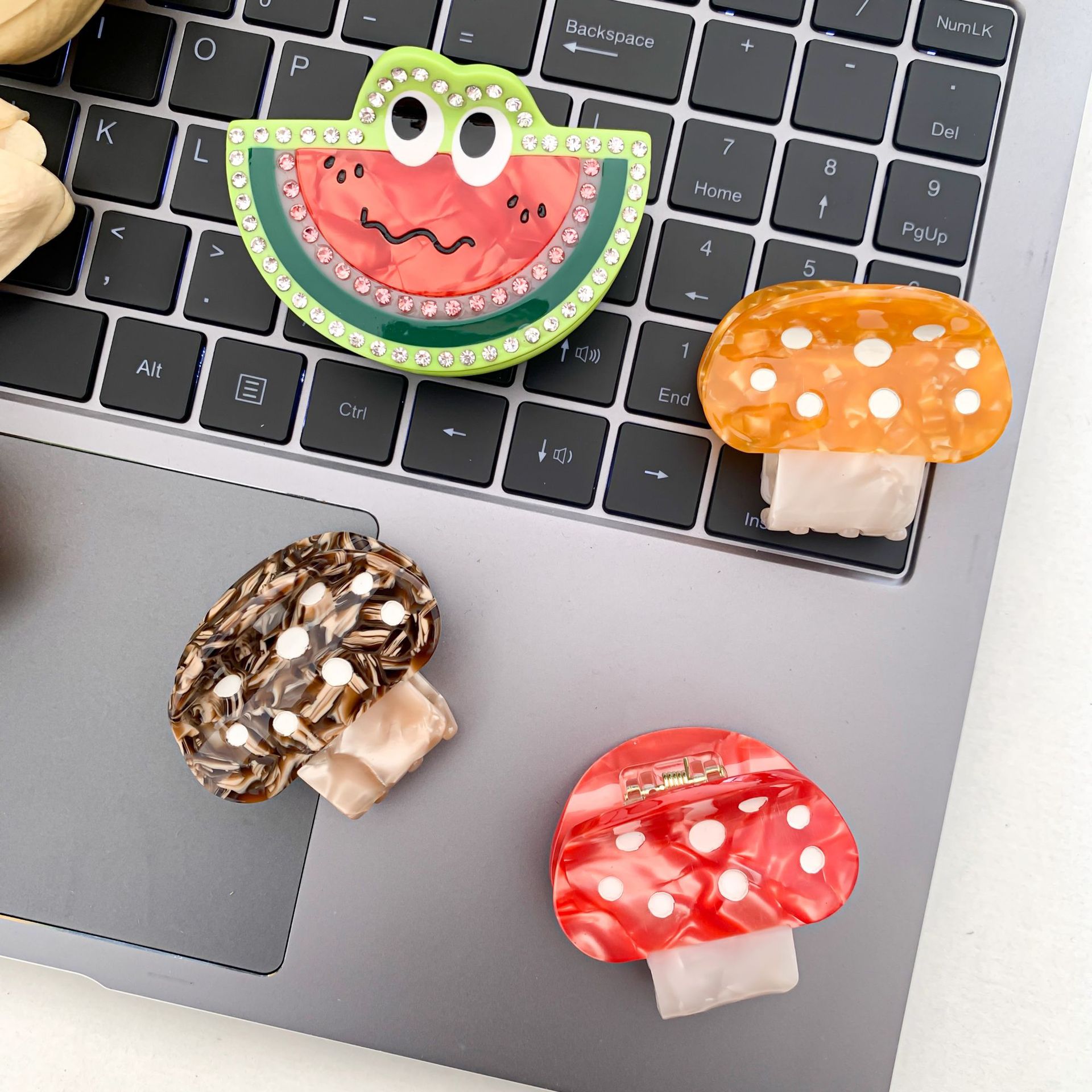Jiayue accessories: acetate hairpin, watermelon mushroom small scratch clip, hair ornament, headwear, cartoon cute diamond design, shark clip