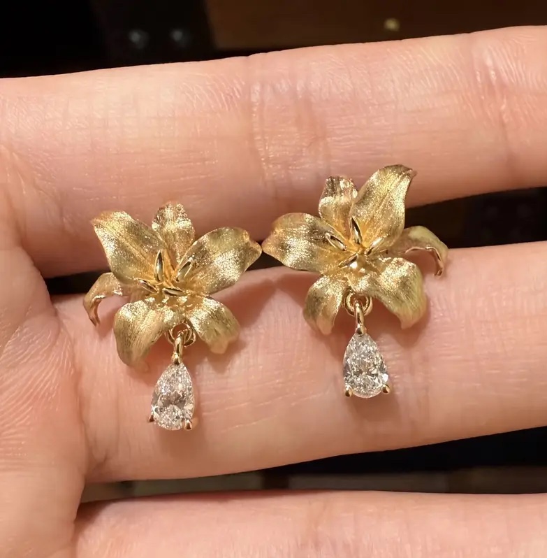 Masala Beads New Golden Lily Flower Drop Pendant Earring Featuring A Brushed Gold Finish And A Crystal Drop Detailed Ear Wear Women's Vintage Fashionable Earrings Studs Jewelry Accessories Gifts