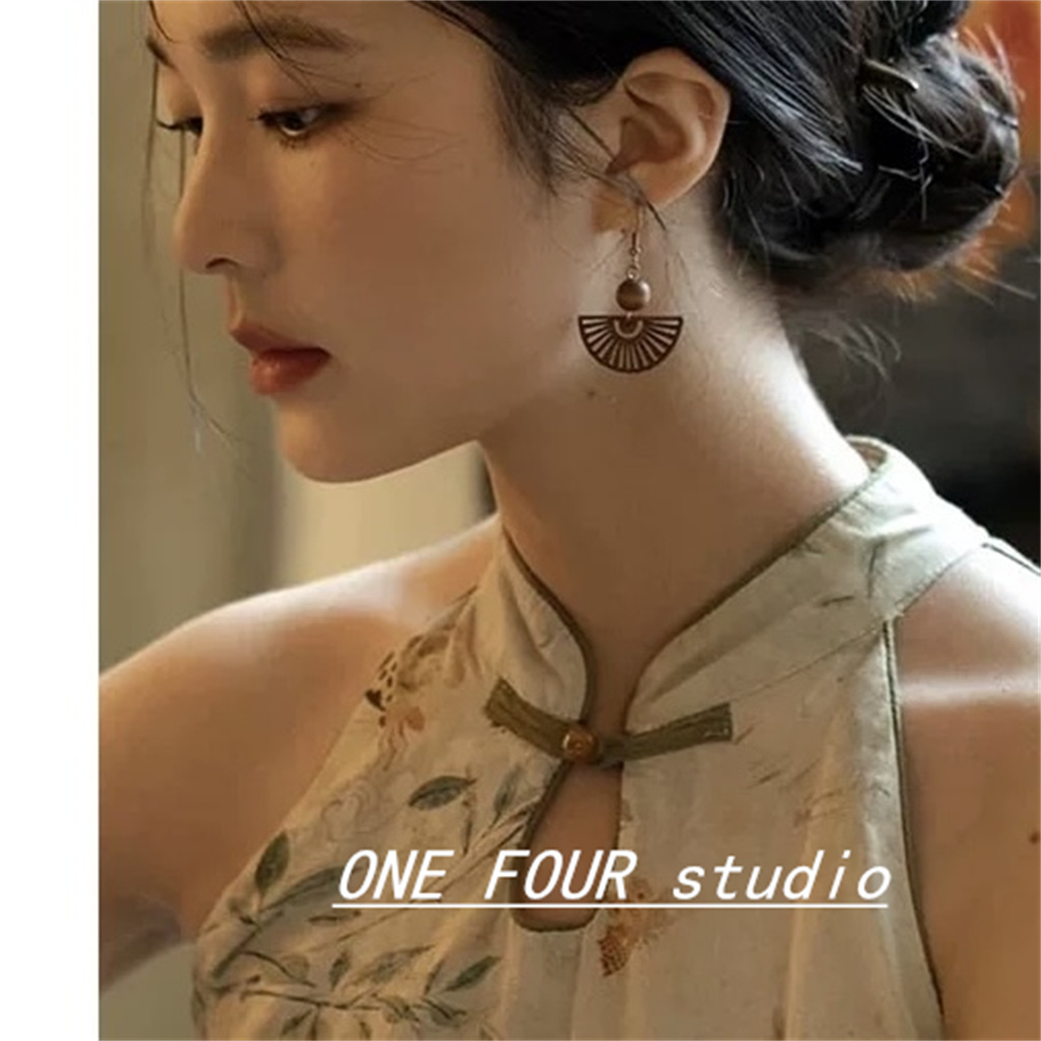 【New arrivals】Fan Shadow ~ Chinese Retro Classical Wooden Brown Hollow Ear Hook Ear Clip