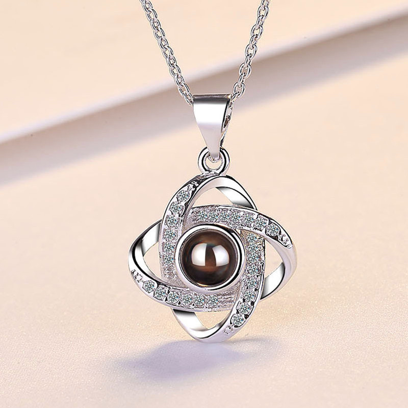 Sale】Four-leaf clover female 100 languages projection I love pendant short clavicle chain