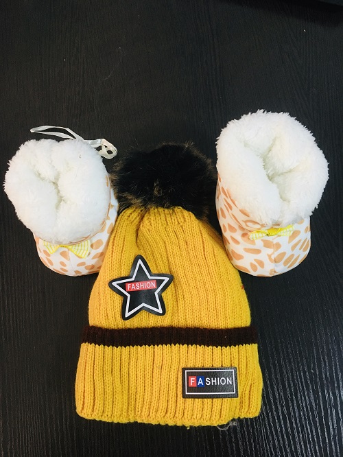 Newborn baby Soft Cartoon Socks Boot And woolen cap (Color May Vary)