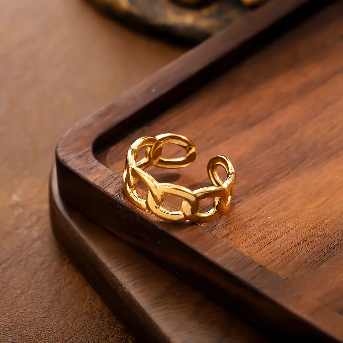 Elegant Chain Style Metal Ring for Women - Minimalist Luxury Gold Finger Ring for Fashion Lovers