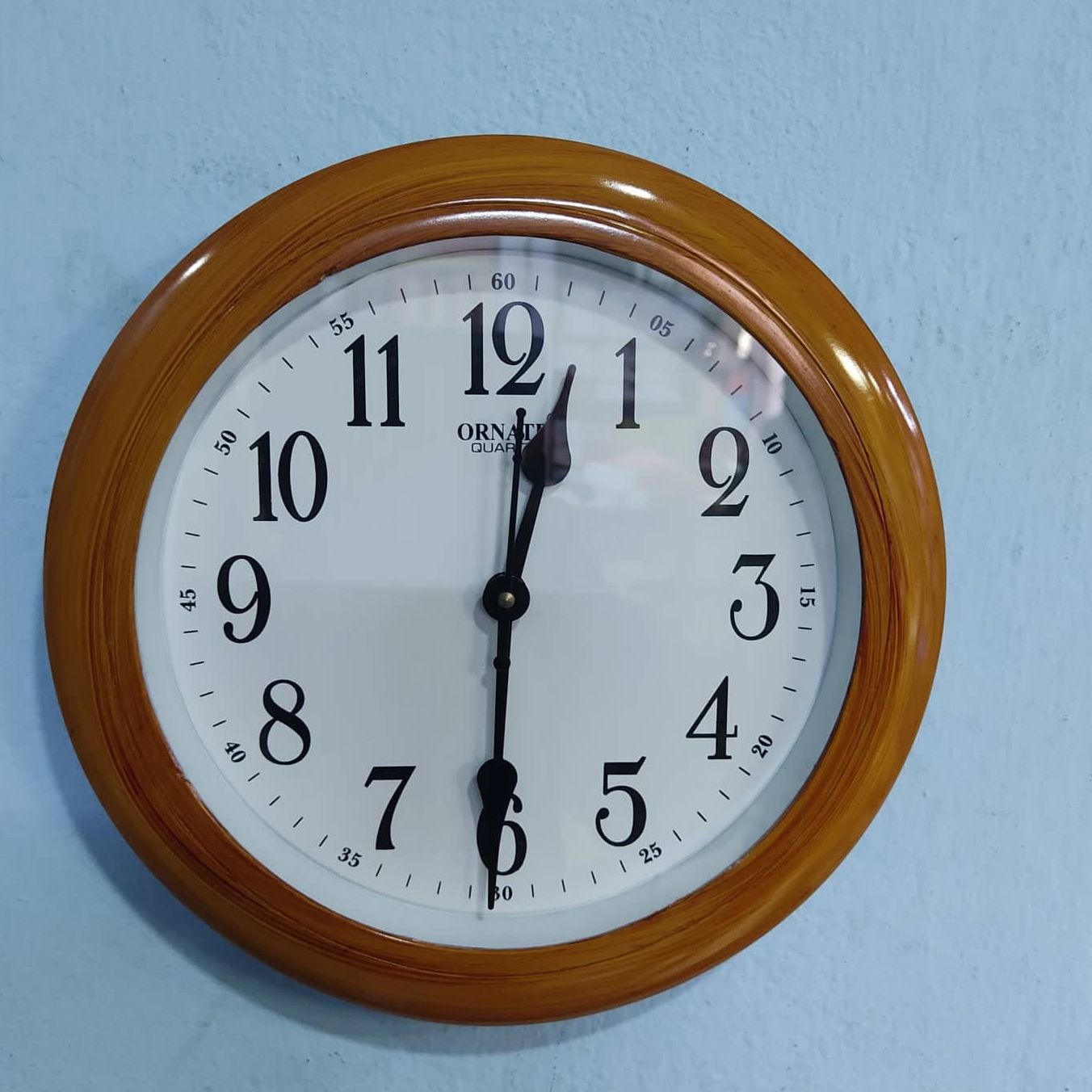 New Attractive Designers Design Round Dial Unique Model Wall Clock- 60111