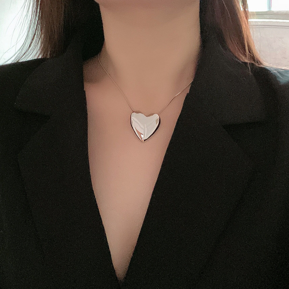 【New arrivals】Street Personality Big Love Pendant Necklace Women's Hip Minimalist Hiphop Cold Style All-match Bone Clavicle Chain