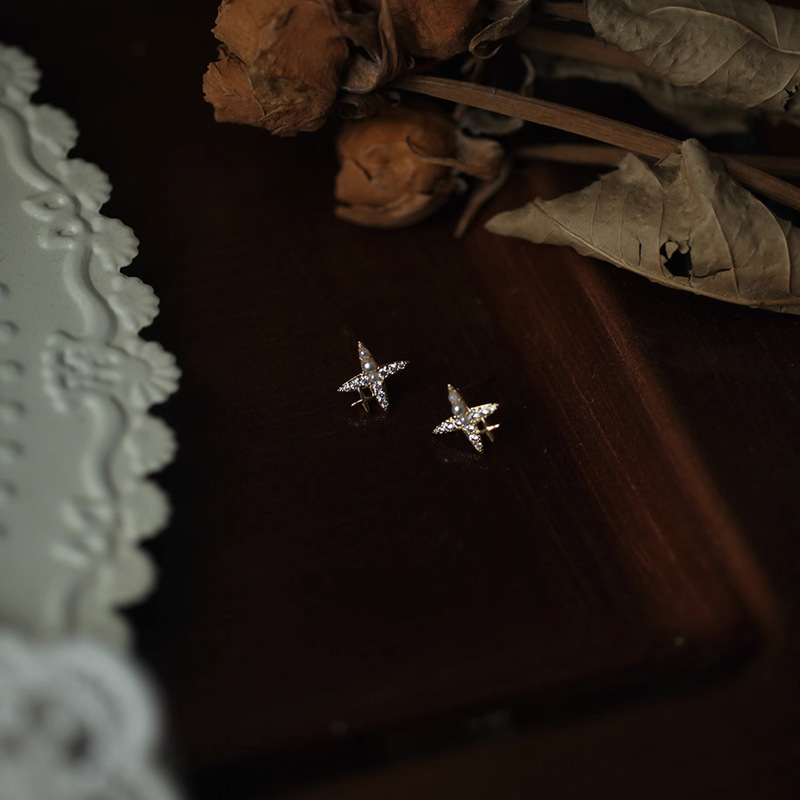 【Fresh designs】Niche Design Sense Four Mans Star Necklace Light Luxury Elegant Clavicle Chain High-grade All-match Necklace Trendy