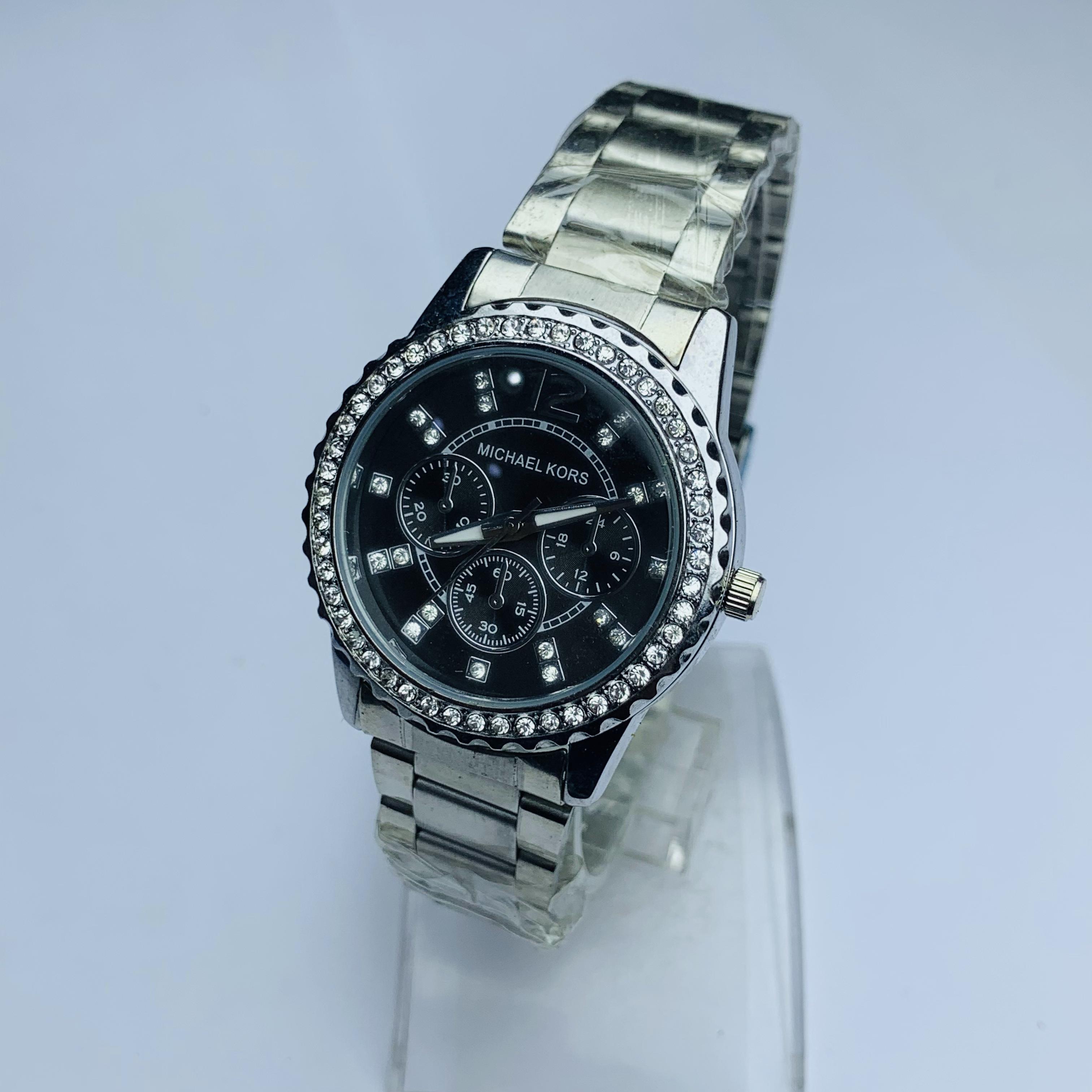 New Attractive Model Round Black Dial Stainless Steel Silver Chain Casual Wrist Watch For Men