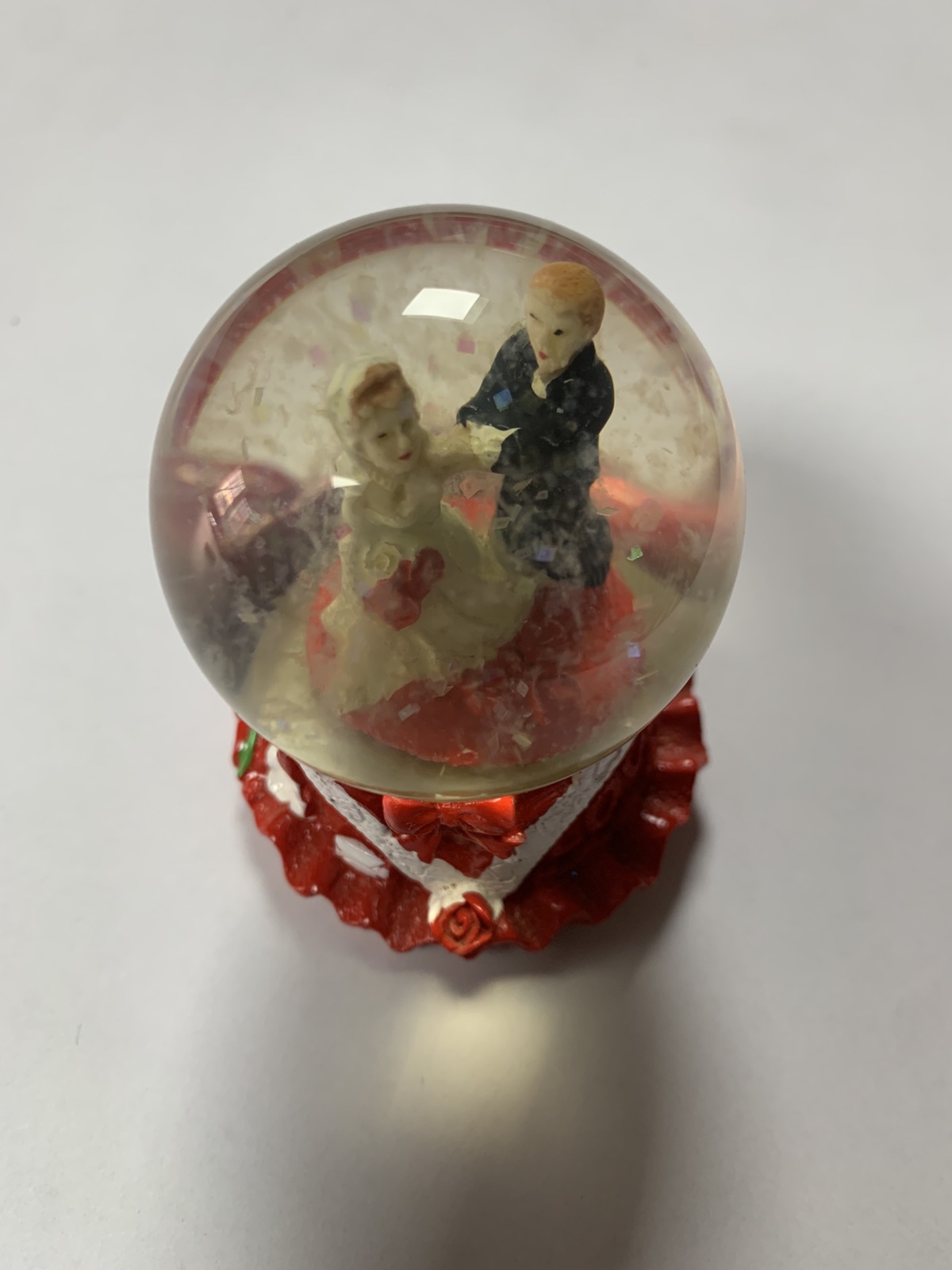 Unique Arts & Interiors Love Couple in Small Crystal Glass Ball Showpiece (pack of 1)