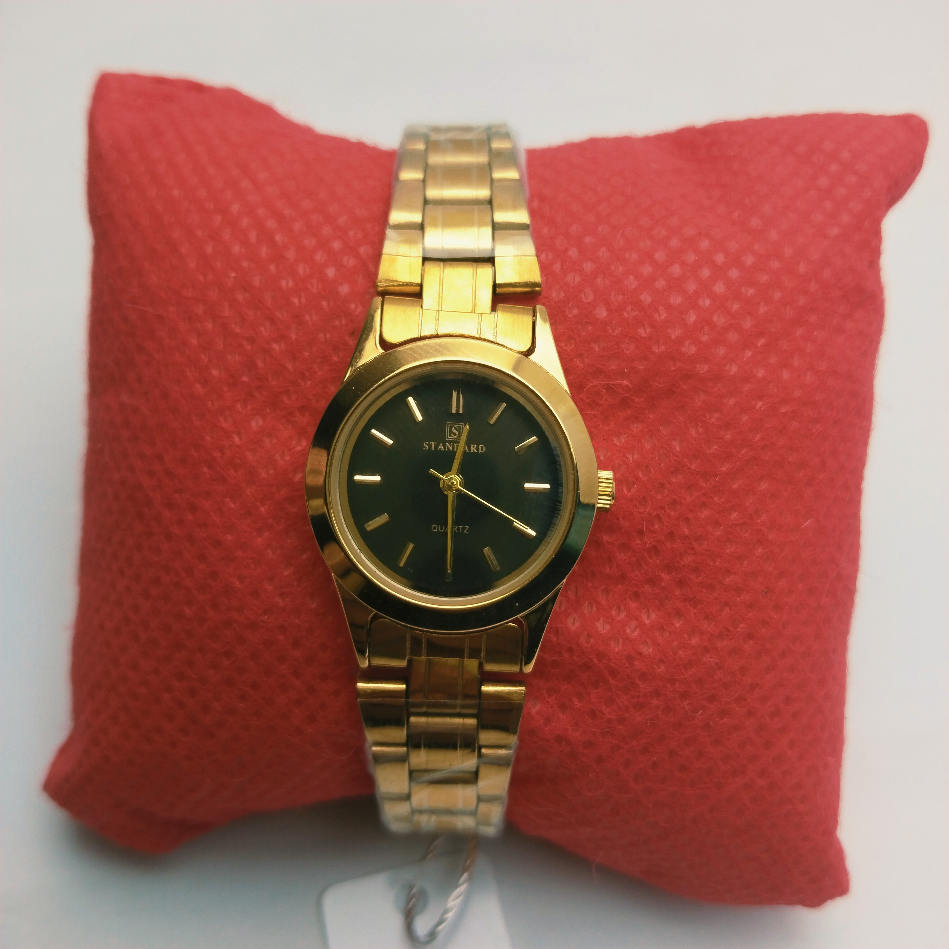 Stainless Steel Round Shape Golden Color Black Dial Stylish Casul Watch For Women