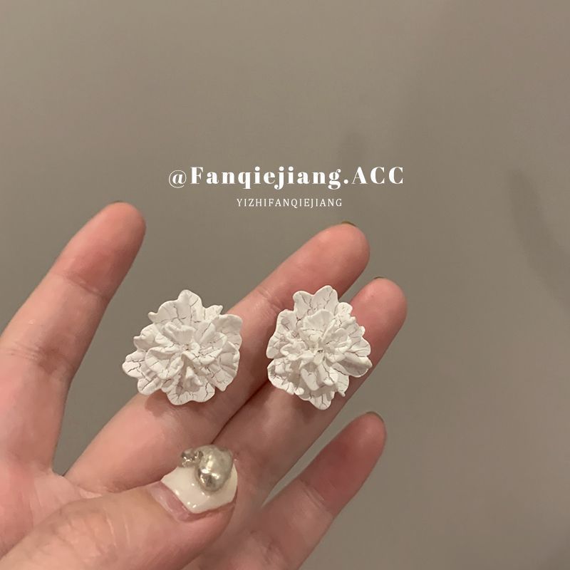 【Hottest Trends】A tomato sauce for spring French white flower earrings earrings female niche design high-grade mori