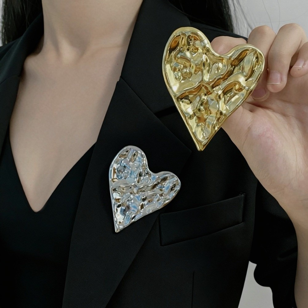 Vintage Gold Silver Color Heart Shape Brooch Glossy Pitted Minimalist Metal Pins Brooch Irregular Shape Exaggerate Design Love Brooches for Casual Office Party