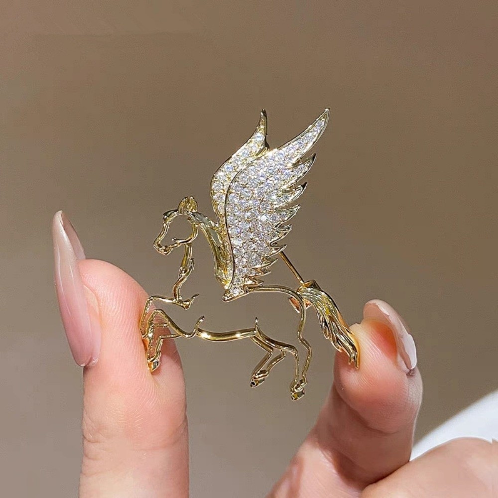 Creative Lapel Pin Fashion Jewelry Zodiac Horse Head Brooch Chinese New Year Horse Year Zodiac Animal Pins Metal Pony Badge Pin Gift