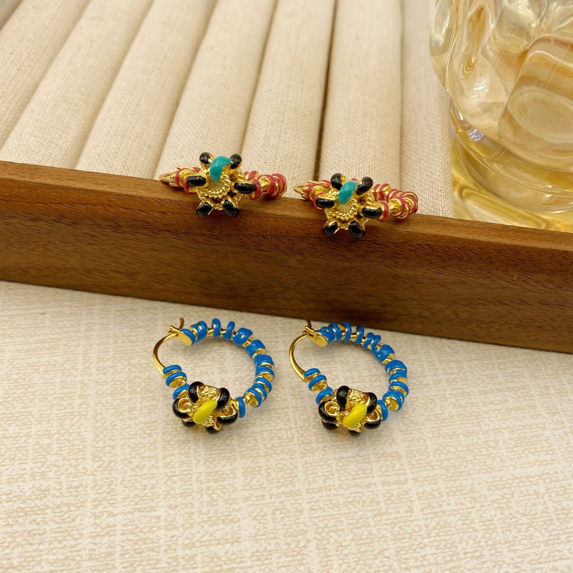 【Fashion-forward】Vintage Enamel Color Small Flower Telephone Line Daisy Women's New Irregular Ear Ring