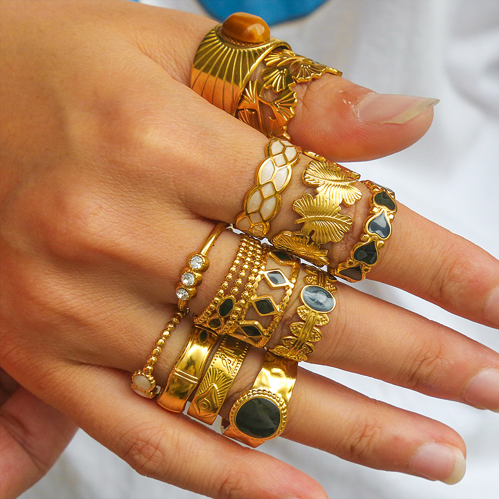 New vintage ring French stainless steel ring is versatile and luxurious, with 18K gold plated and micro-set oval lava hand ornaments