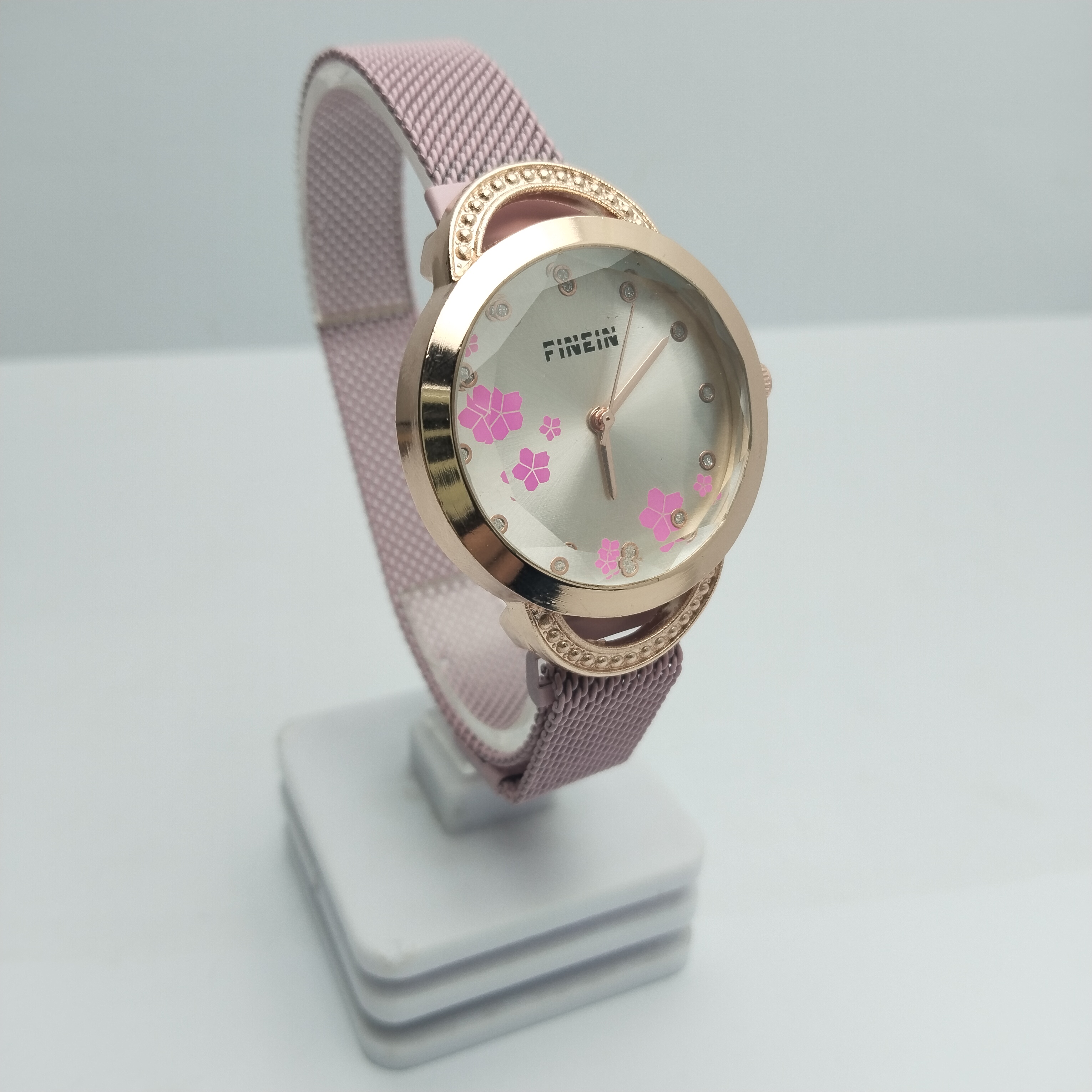 Magnetive Buckle Fashionable Round Shape Watch For Women