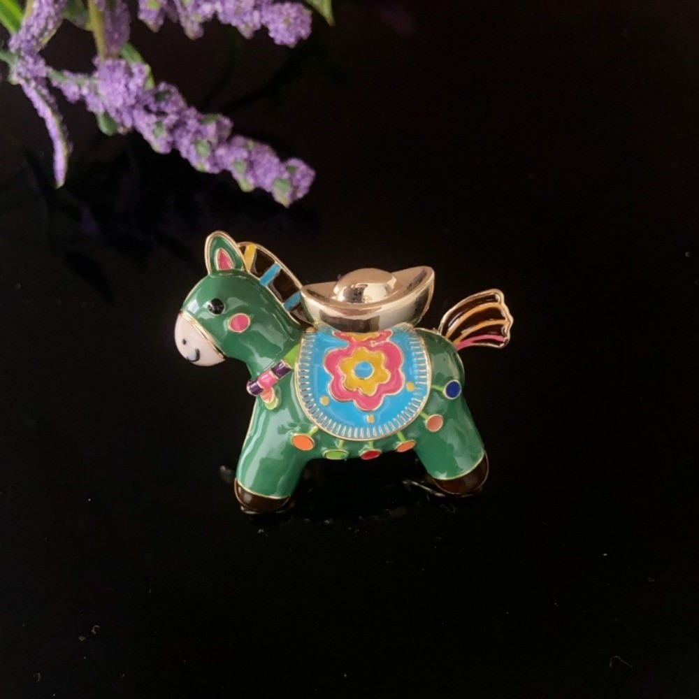 Vintage Green Yuanbao Horse Brooch Metal Alloy Chinese New Year Zodiac Pony Pin Personality Charm Jewelry Accessories Animal Lapel Pins Party Decoration