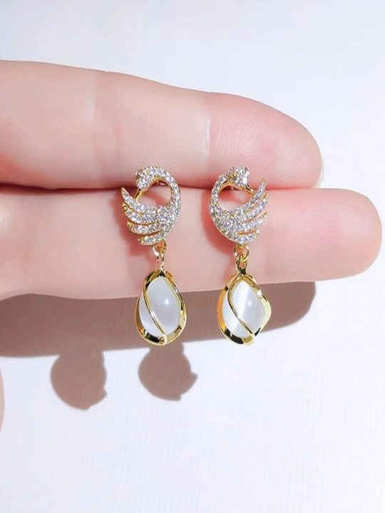 Earrings for girls Stylish Fashionable Gold Hook Pearl Drop Earrings For Women