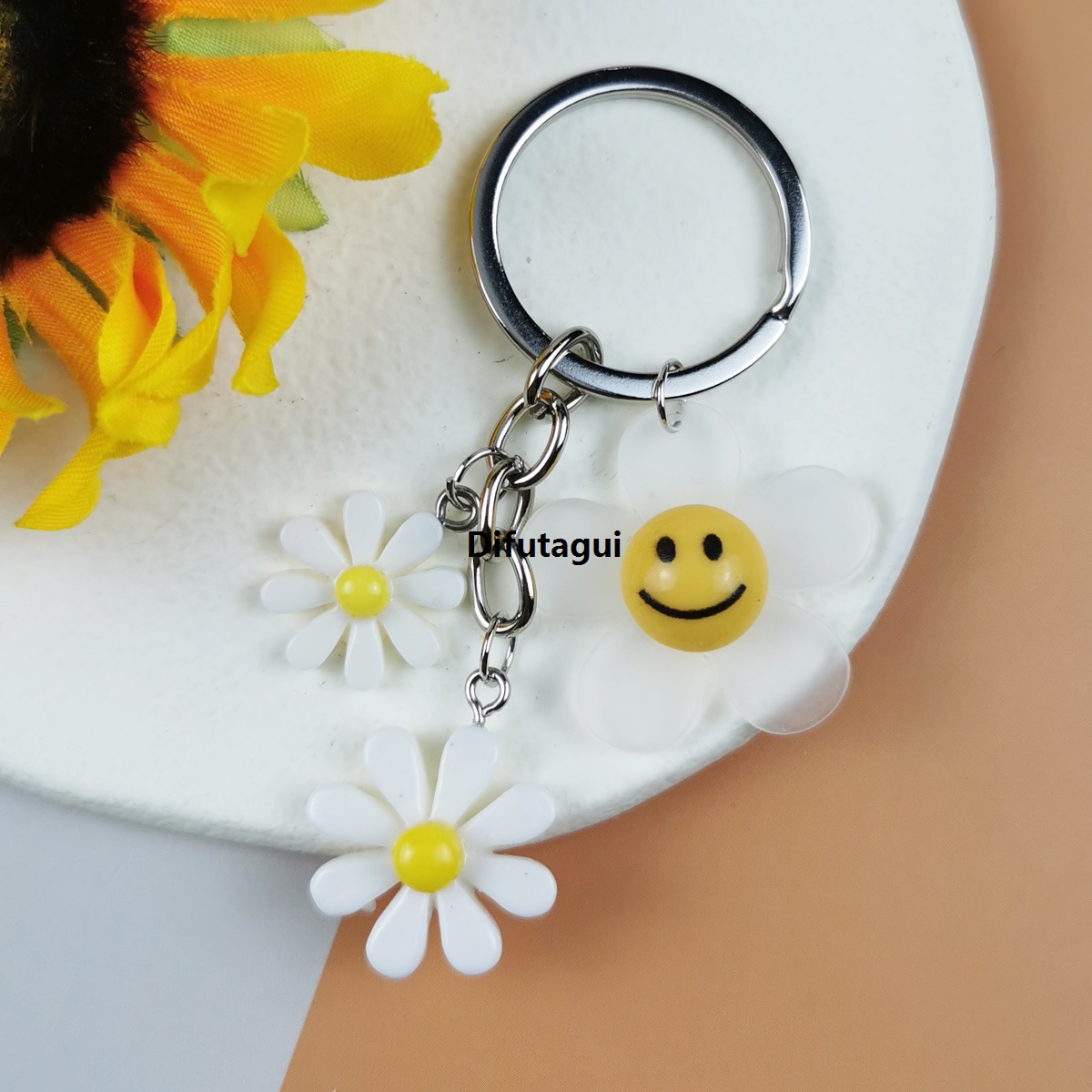 Difutagui 1Pcs Lovely Daisy Keychains Smile Face Flowers Plants Key New Rings For Women Girls Friendship Gift Handbag Decoration