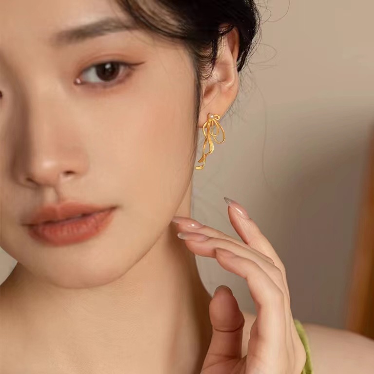 Factory direct supply copper sand-plated gold bow ribbon stud earrings boutique pearl inlaid streamer earrings new earrings women