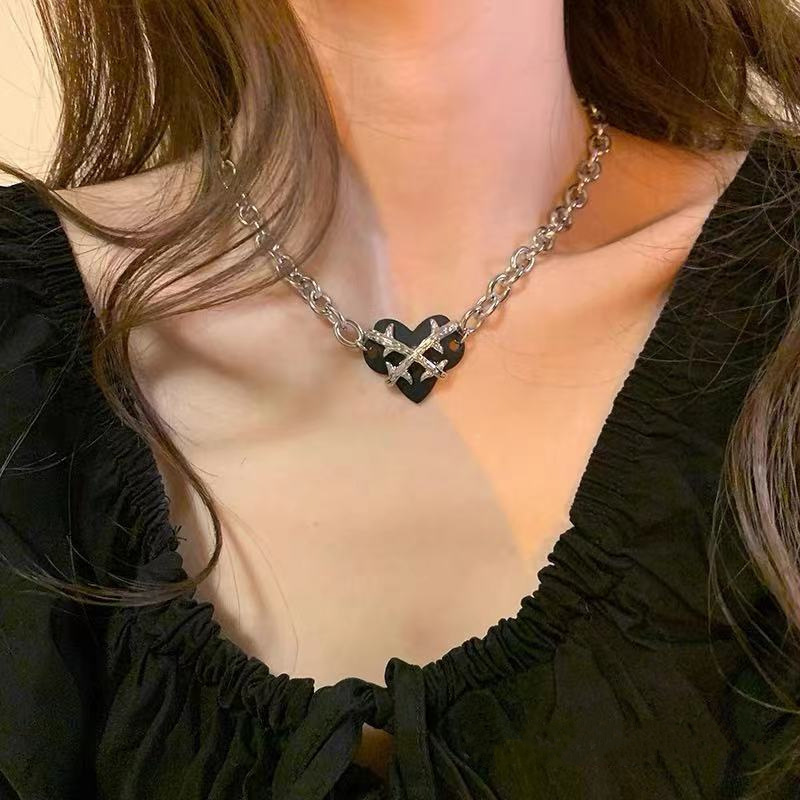 【Top-notch quality】The same style ins hip-hop thorns love necklace women's fashion cold wind sweet high cold temperament chain