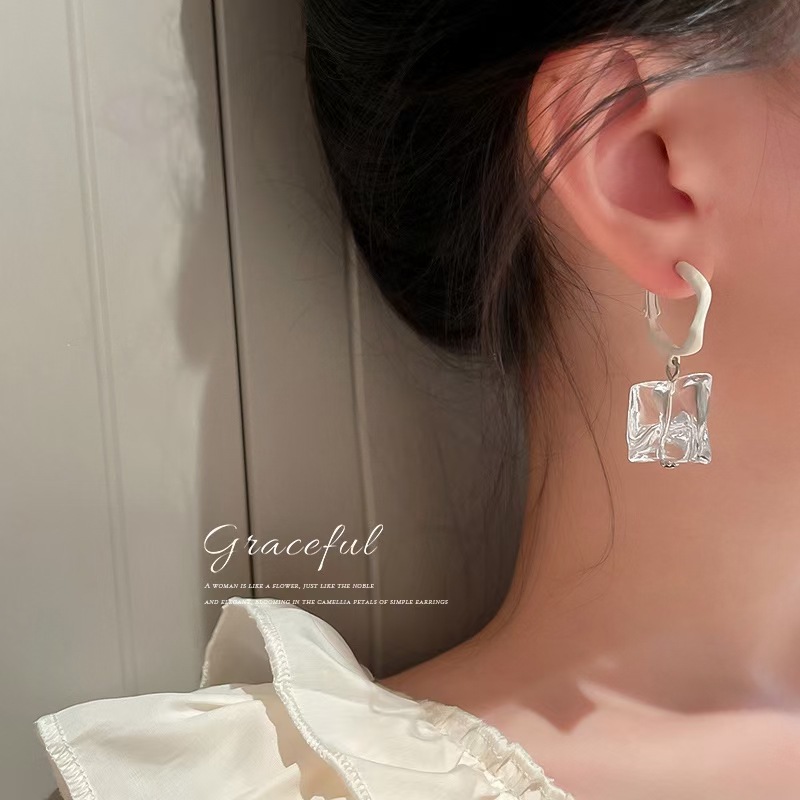 【Cheap】2022 Spring and Summer New Fresh Ear Buckle Women's Transparent Alien Ice Pendant Earrings Summer Ice Ear Jewelry