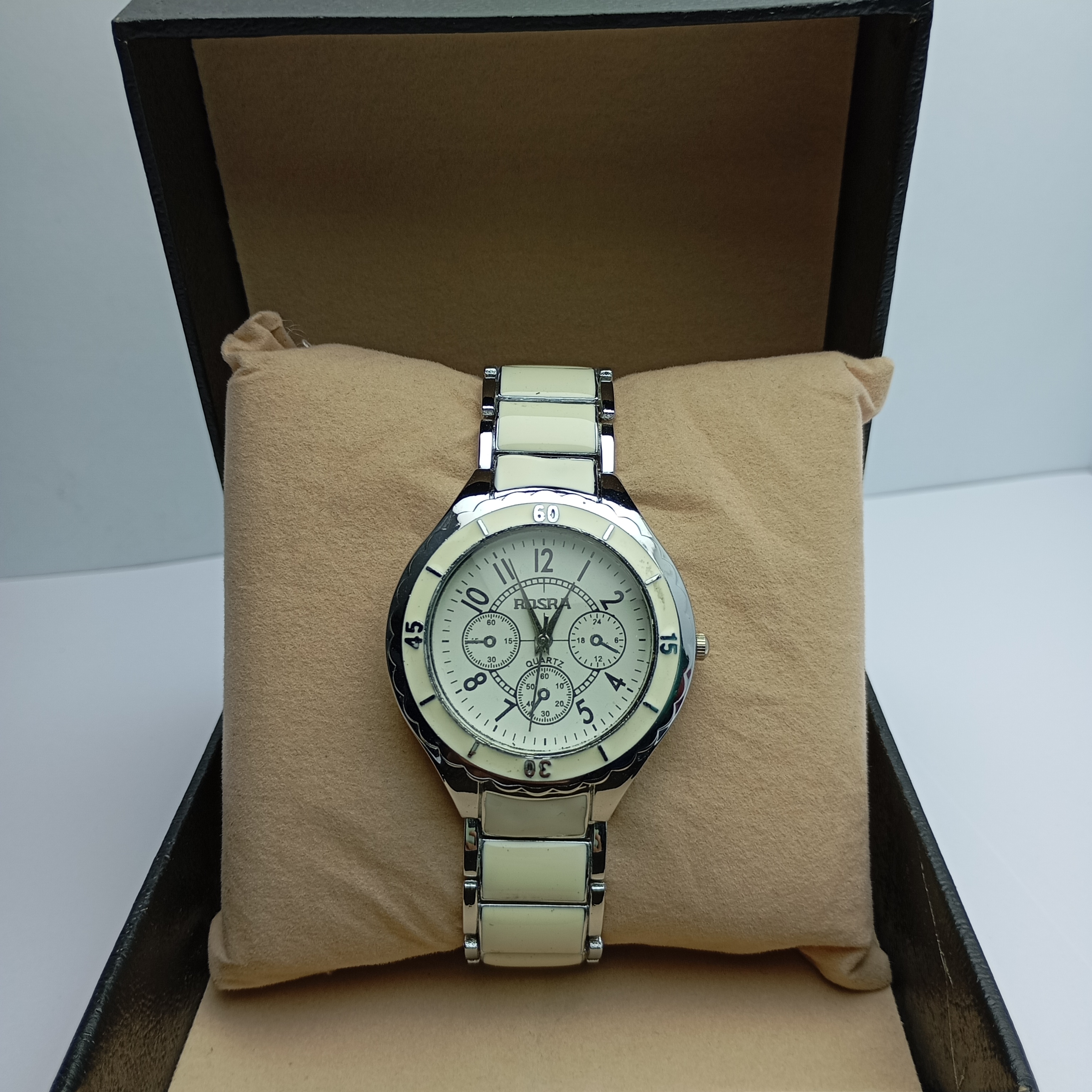 2025 Stone Carved Fashionable White Round Wrist Watch For Women