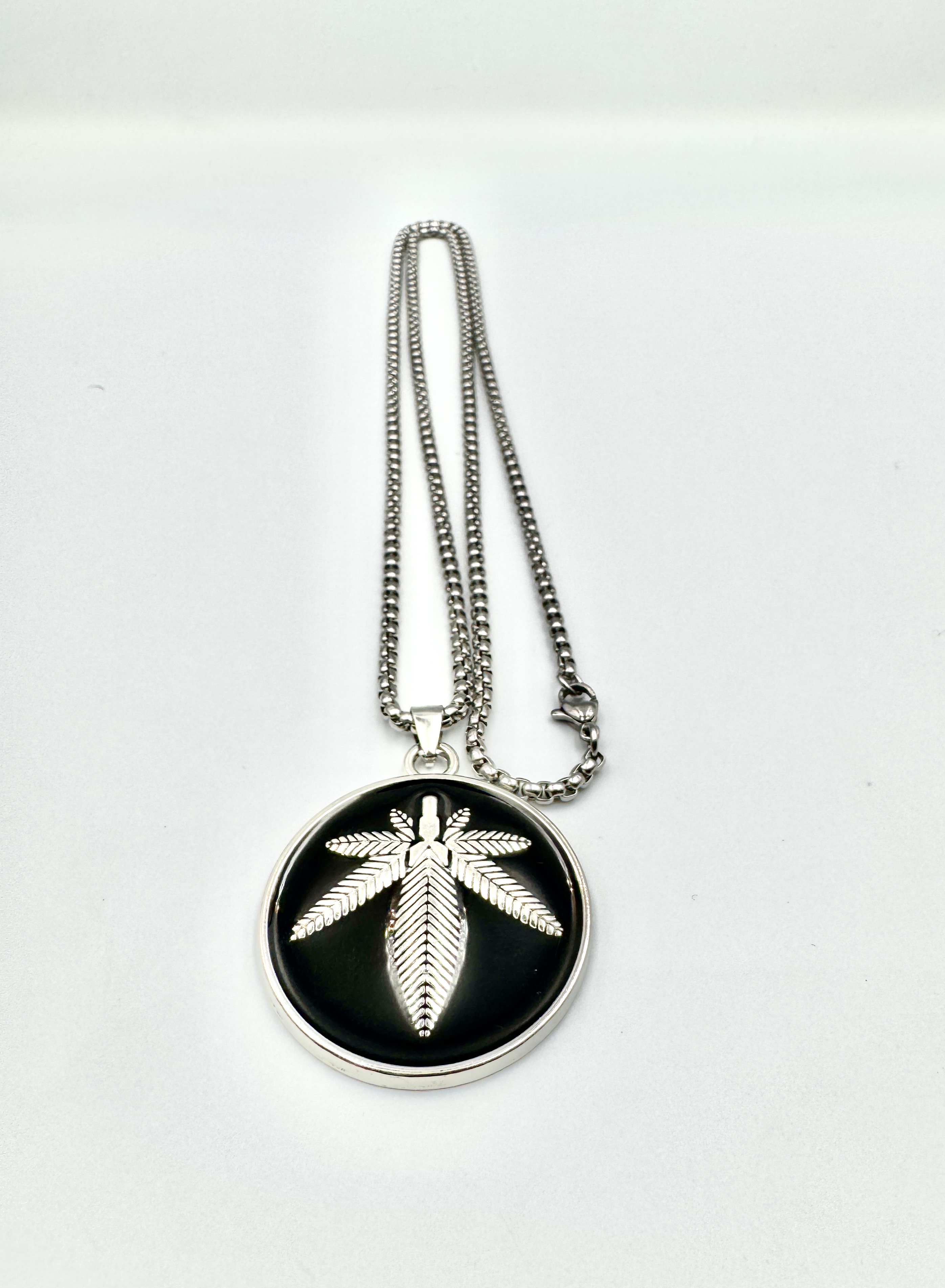 Unisex Fashion Necklace with Hemp Leaf Design - Stylish Streetwear Jewelry