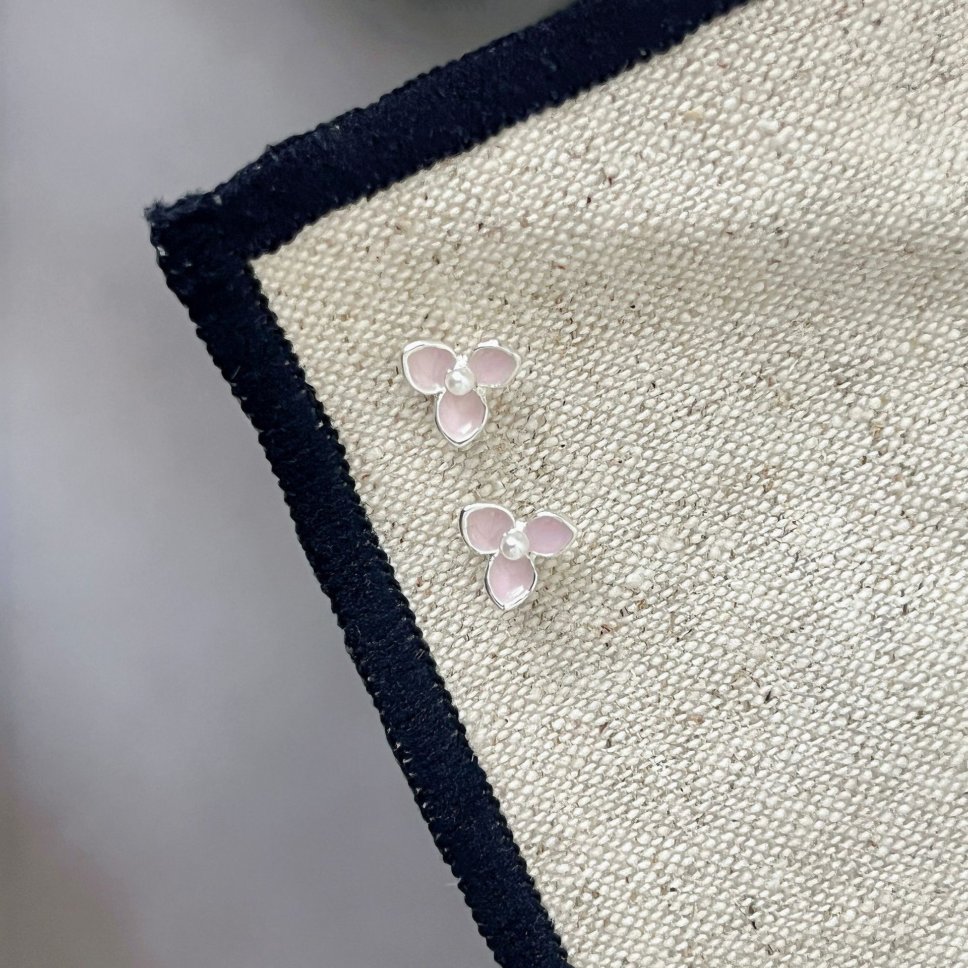 Sale】Pink and Purple Pearl Three-petal Flower Earrings Small and Delicate Earrings Ear Bone Nails Gentle Simple Earrings for Women
