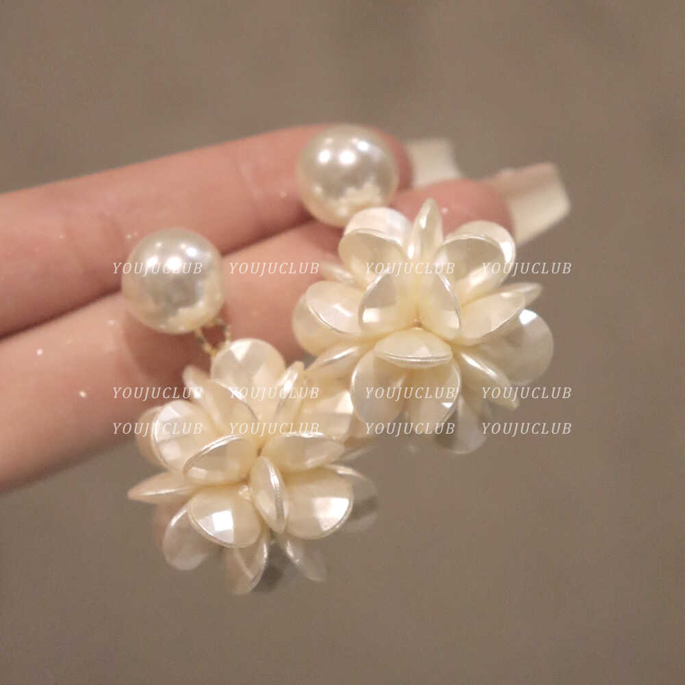 【Trendy designs】Fashion temperament gentle flower sea ~ Korean simple retro beige flower earrings all-match