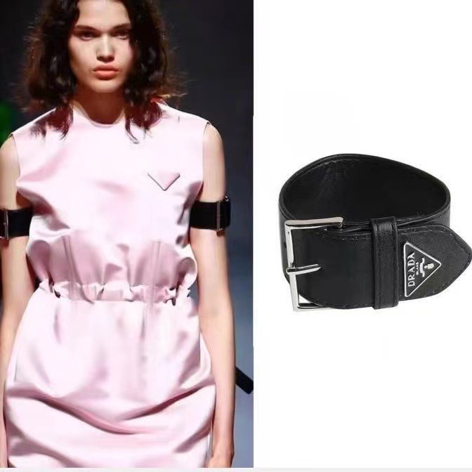 【New arrival】European-made Light Luxury Inverted Triangle Bracelet Unique High-texture Leather Arm Ring Arm Bracelet Decorative Women's Arm Ring Hot Girl