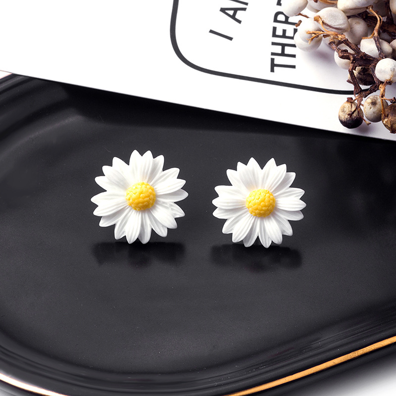 【Happy LifeStore】Cute Little Daisy Girls Earings Fashion Jewelry Ear Stud Hipster Elegant Resin Trendy Earrings for