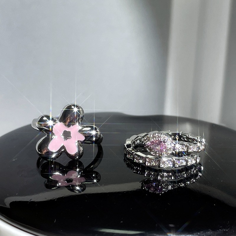 Niche light luxury glitter diamond snake ring women's high-end floral temperament versatile cold style snake ring autumn and winter accessories