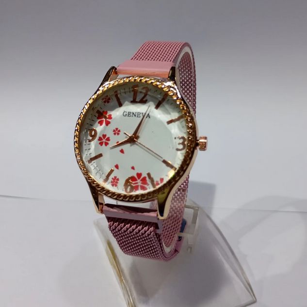 Magnetive Buckle Fashionable Round Shape Watch For Women