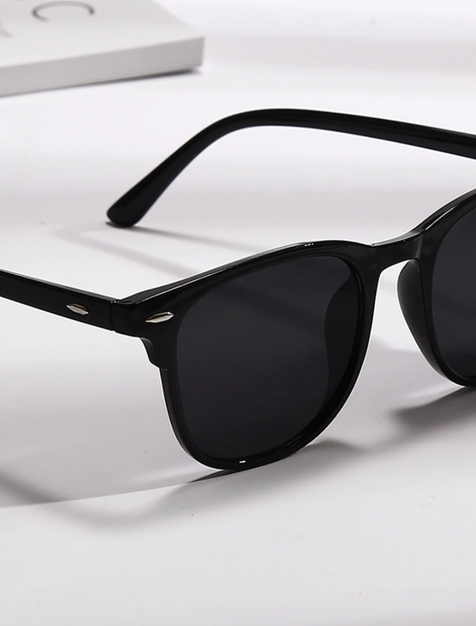 1 Pair Women’s Rivet Decor Square Fashion Glasses - Black Lens | Casual Travel & Beach Eyewear