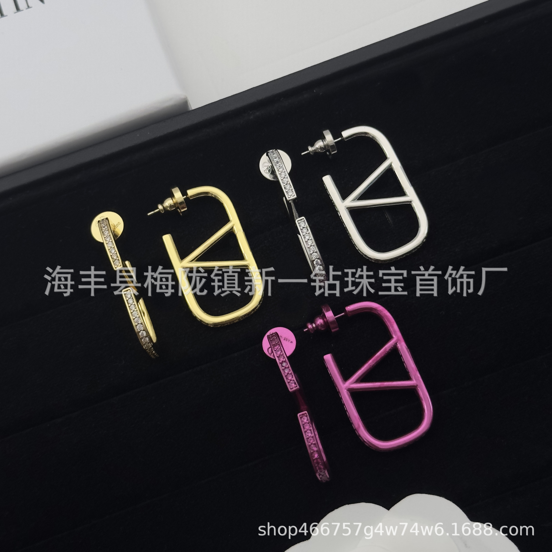 【Top Picks】Huajia High Version V Female Glossier Earrings Female Brass 2024 Warren Tianjia New Simple Earrings