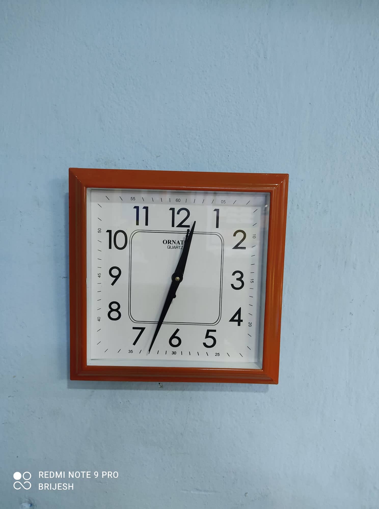 New Design-Round Shape Numbering Dial With Clear Visiblity Durable Quality Attractive Model Wall Clock