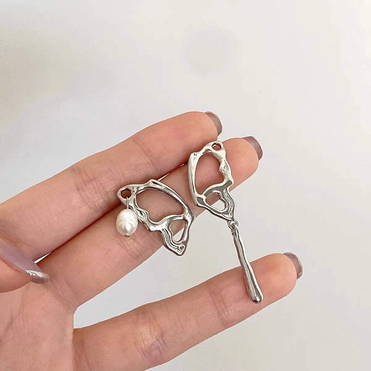 【Good sharing!】A cold wind asymmetric design hollow metal butterfly earrings 2023 new women's high-grade earrings