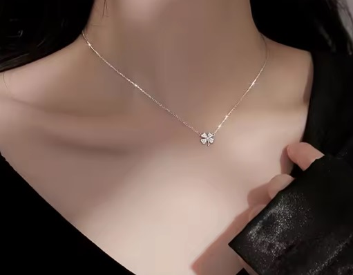 1 Piece Elegant Four-Leaf Clover Choker Necklace for Women - Excellent Quality Lucky Charm Jewelry, Adjustable Chain, Perfect Gift for Birthday, Anniversary, Valentine’s Day, or Special Occasions