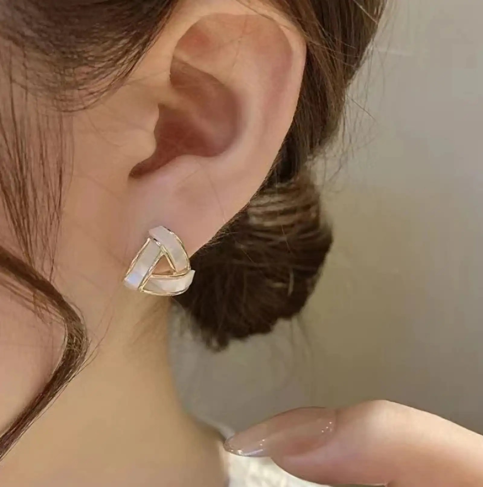 Earrings For Girls Stylish Light Weight Fashionable Korean White Shell Stud Earrings