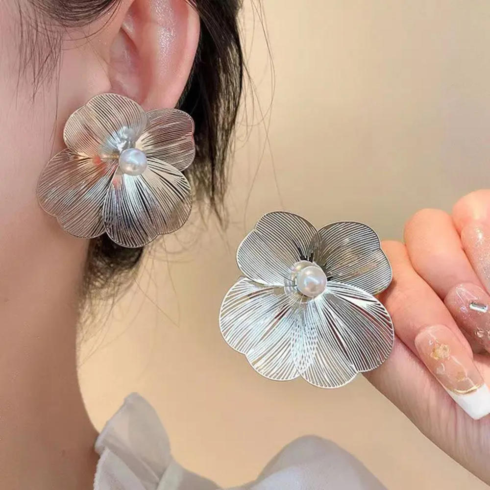 Luxury Earrings Chic Elegant Korean Design Stud Earrings High-Quality Large Flower Fashion Jewelry for Christmas Gift Women