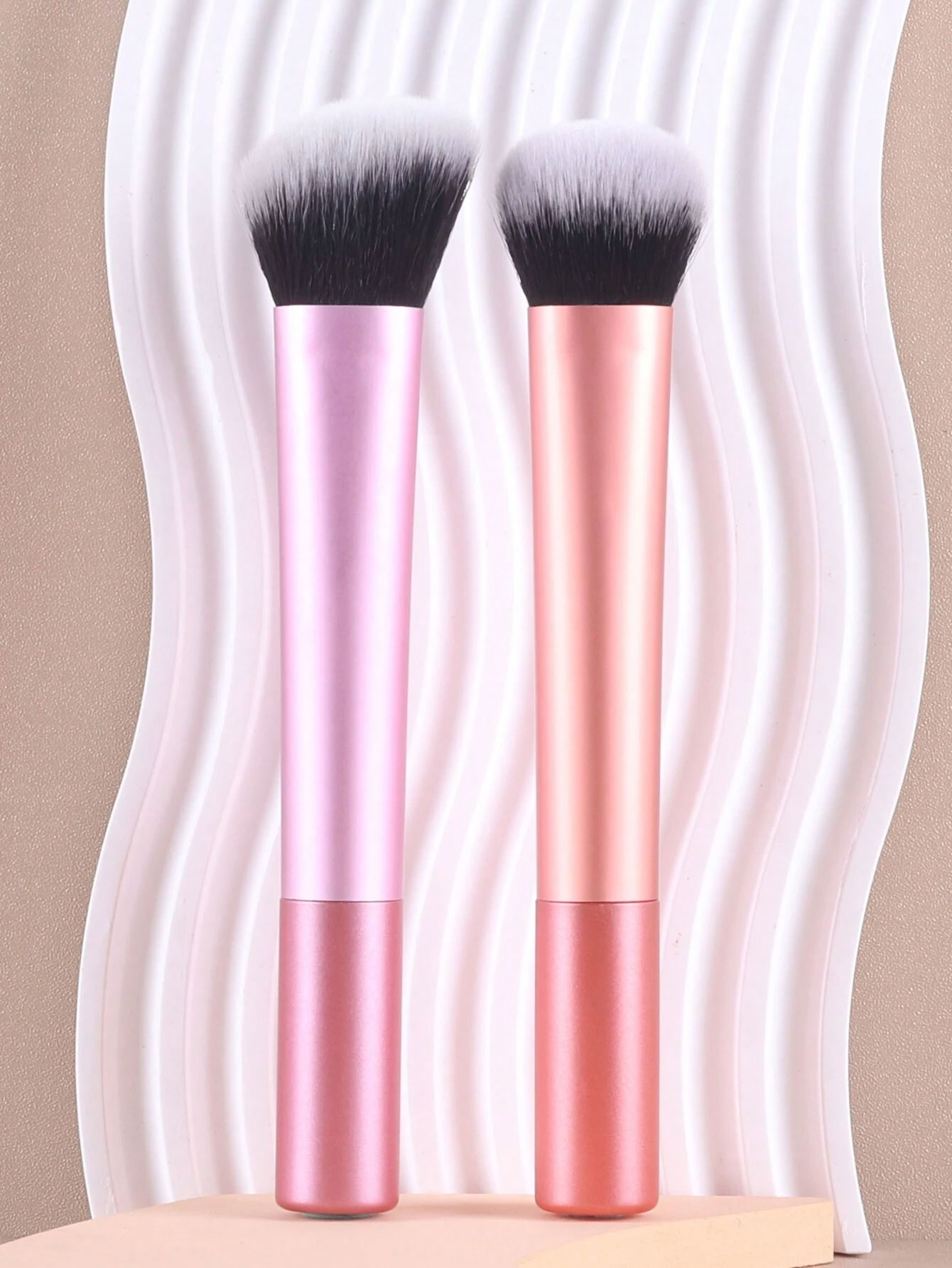 Delicate Super BrushContour Piece 2 Foundation Brush, portable