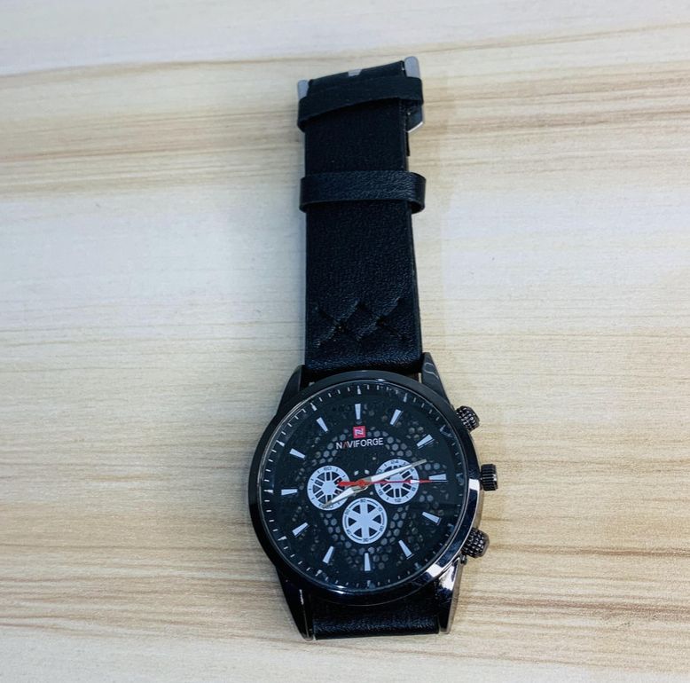 Round Dial Attractive Model Leather Strap Fashionable Watch For Unisex