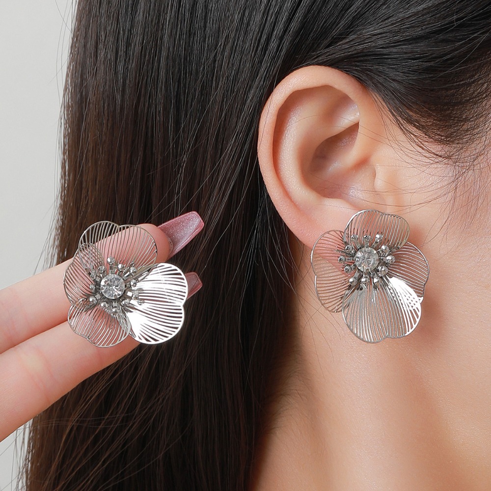 New Romantic Flower Petal Drop Earrings Tassel Imitation Pearl French Cutout Flower Earrings Flower Petal Exaggerated Large Petal Stud Earrings Women