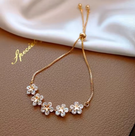 Elegant Flower Crystal Bracelet for Women and Girls with Adjustable Chain, Shiny Floral Charm Bracelet, Fashion Jewelry for Everyday, Party Wear and Special Gift