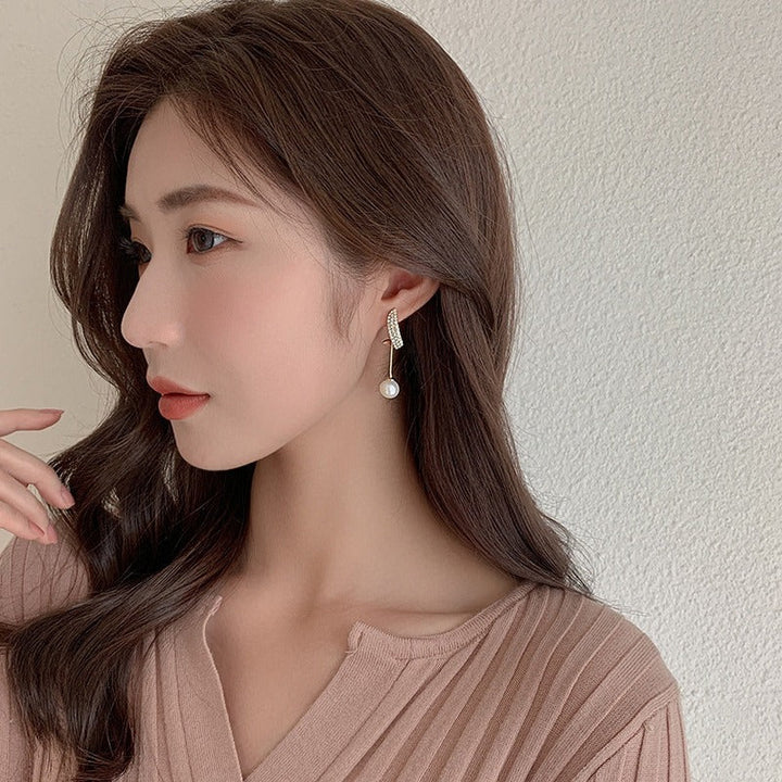 1 Pair 2 Way Earring For Women - Korean Fashion Elegant & Luxurious Curvy Shiny Diamond Inlaid & Pearl Drop Tassel Earrings - New Design Elegant Golden Color Pearl Drop 2 in 1 Earring For Women, Girls & Teens (Best Gift Ever)