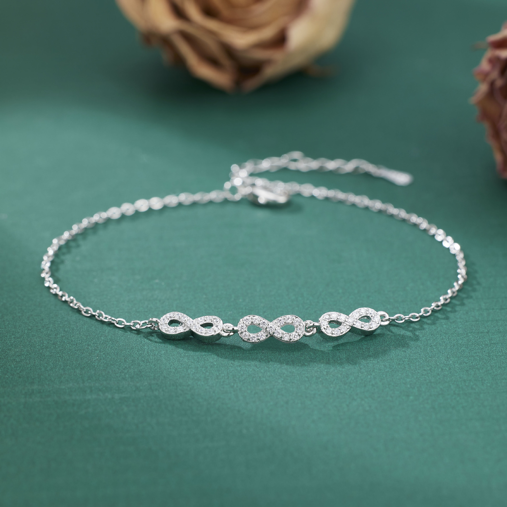 Small and versatile, fashionable design, micro-inlaid zircon hand jewelry, women's new 2025 new light luxury bracelet for girlfriend
