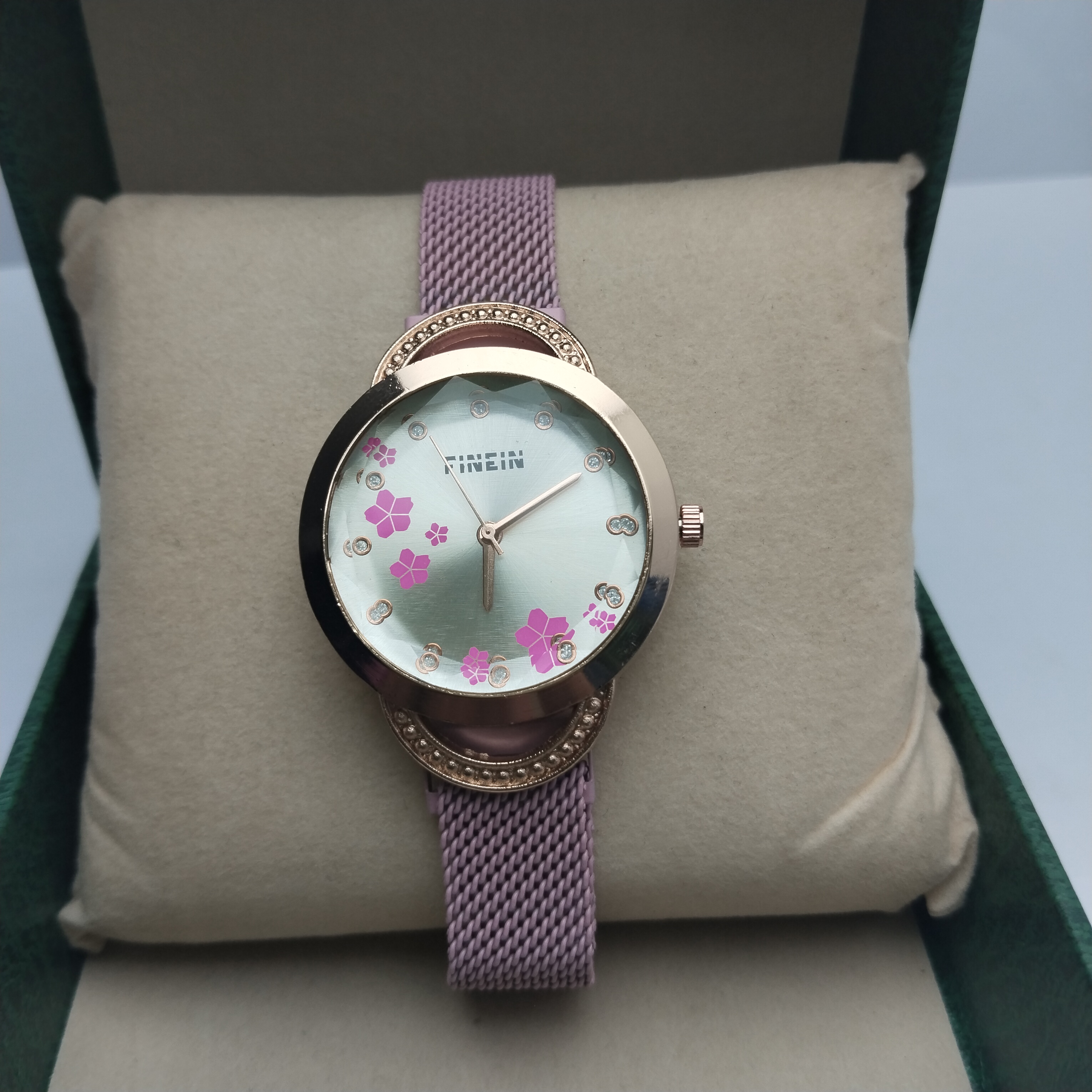 Magnetive Buckle Fashionable Round Shape Watch For Women