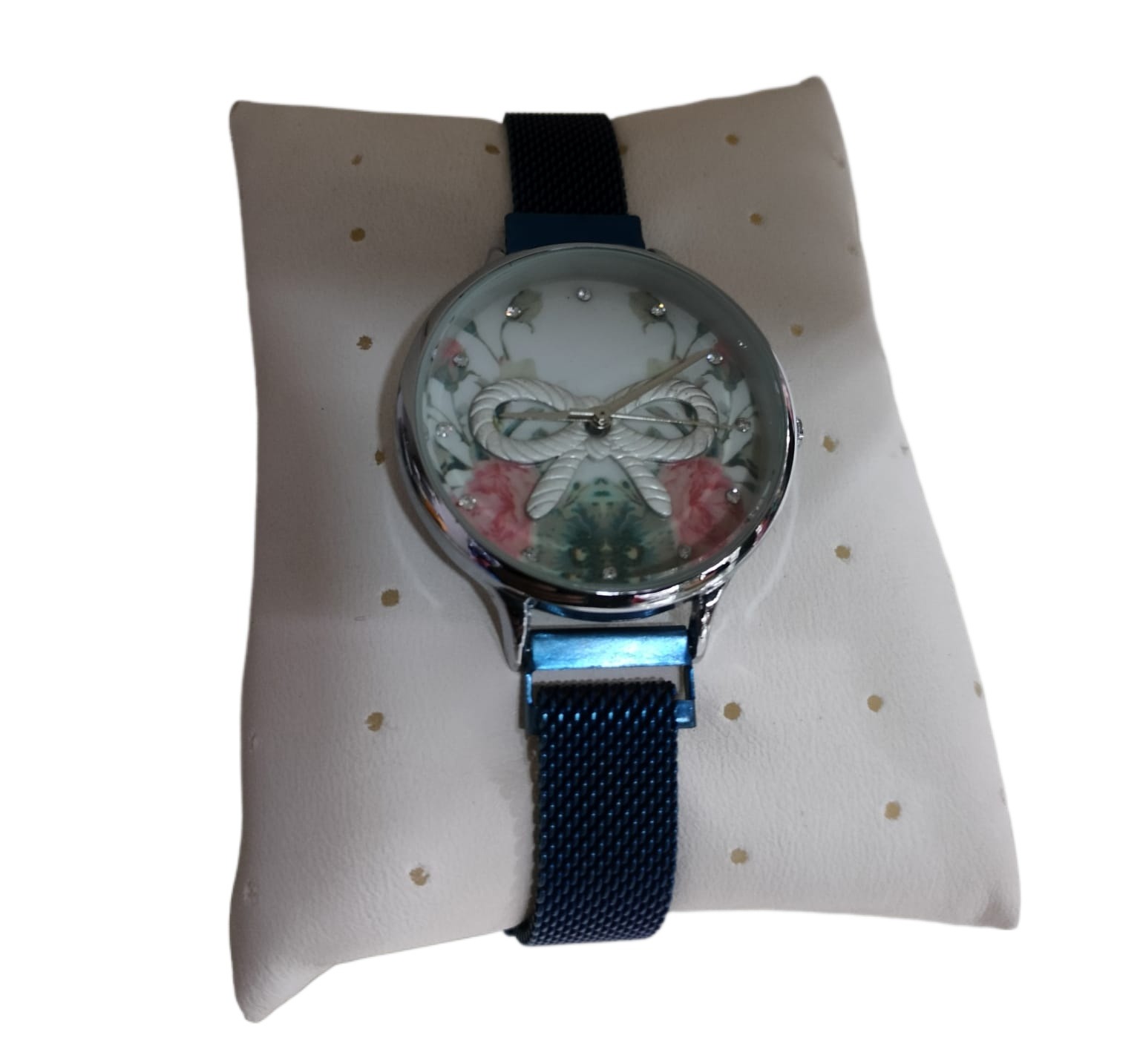 Magnetive Buckle Fashionable Round Shape Watch For Women