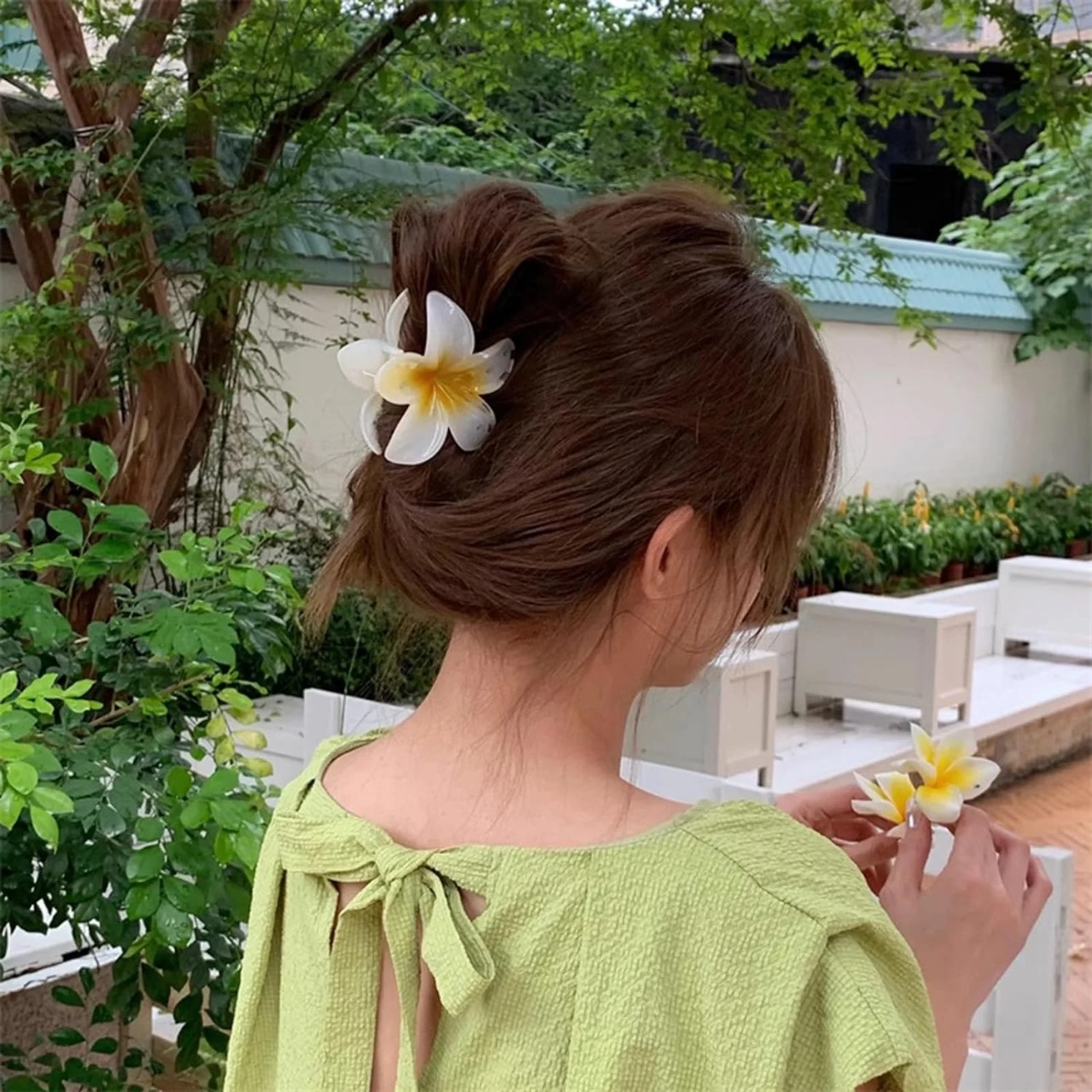1 Pcs Beautiful Hawaiian Flower Claw Clip in Big Size - Multicolor Hibiscus Flower Clip - Candy Color Hairclip For Women, Girls & Teens