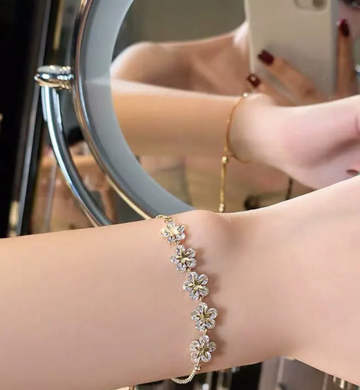 1 Piece Adjustable Elegant Crystal Star Petal/ Cubic Crystal Bracelet for Women Rhinestone Korean Fashion Jewelry Party Gifts (Best Gift Ever)